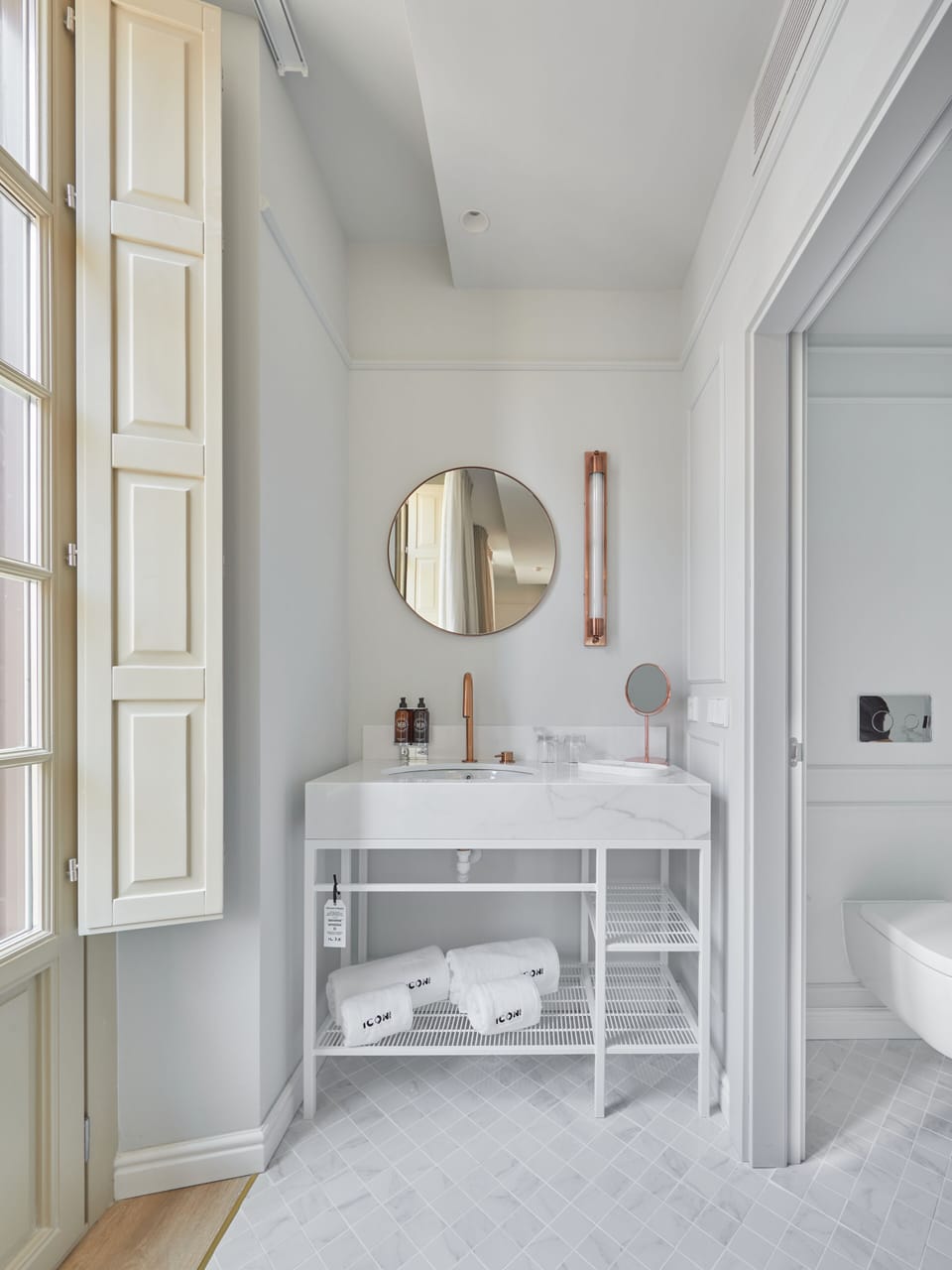 Deluxe Double Room | Bathroom | Shower, rainfall showerhead, free toiletries, hair dryer