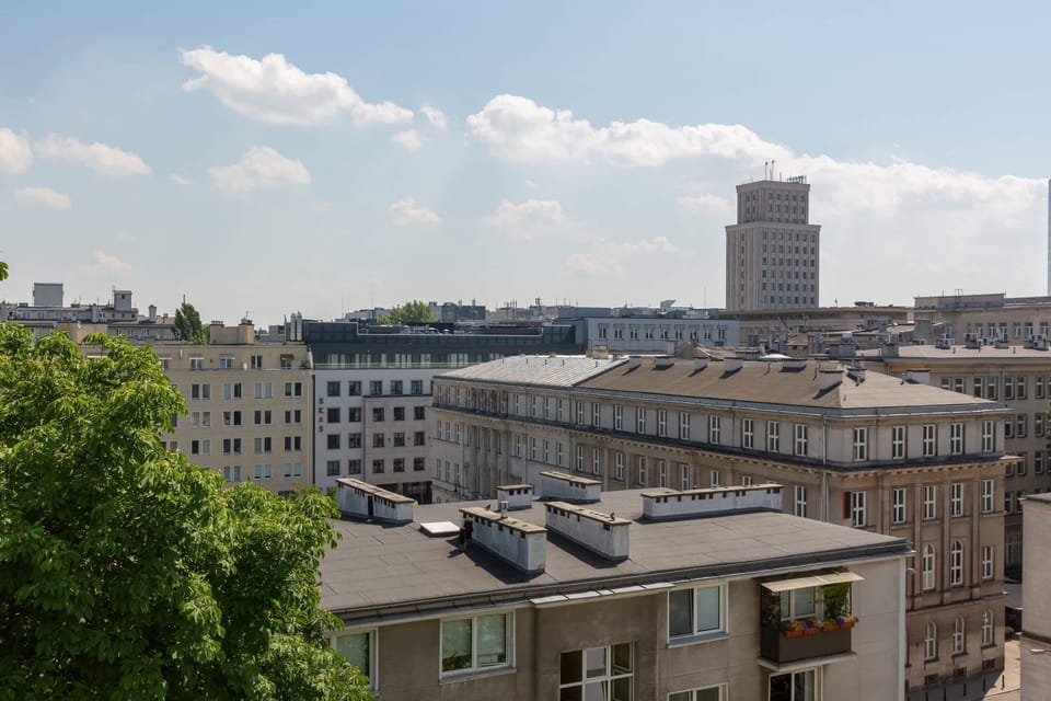 The building is close to charming restaurants and cafes. 