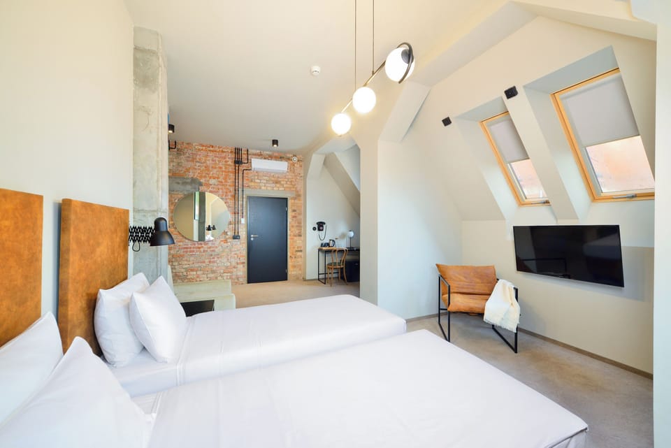 Junior Suite (budynek Główny) | Desk, laptop workspace, WiFi (free), bed sheets