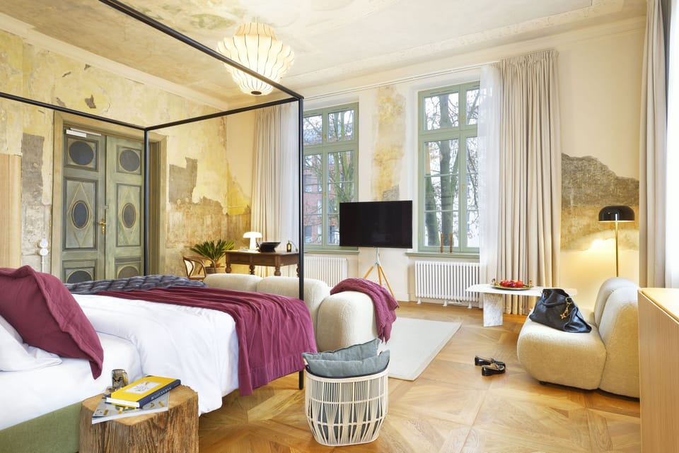 Superior Apartment (DWÓR UPHAGENA 1800) | Desk, laptop workspace, WiFi (free), bed sheets