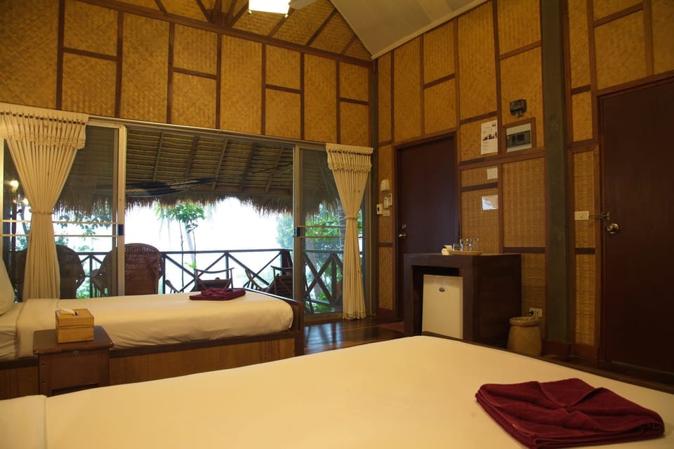 Superior Room, Sea View | Minibar, in-room safe, desk, free cribs/infant beds