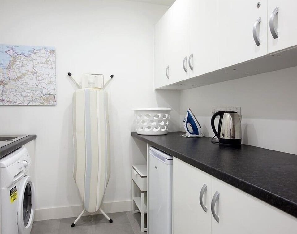 Cottage | Private kitchen | Fridge, microwave, dishwasher, cookware/dishes/utensils