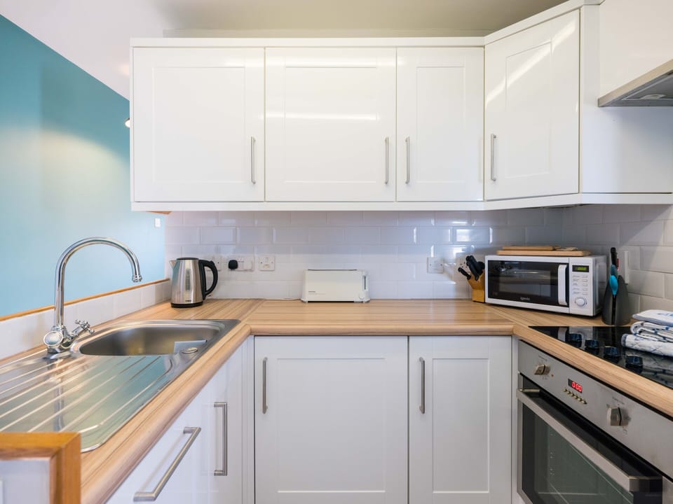 Cottage | Private kitchen | Fridge, microwave, dishwasher, cookware/dishes/utensils