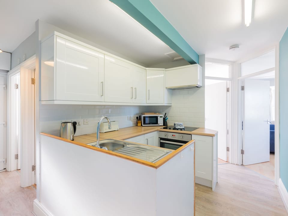 Cottage | Private kitchen | Fridge, microwave, dishwasher, cookware/dishes/utensils