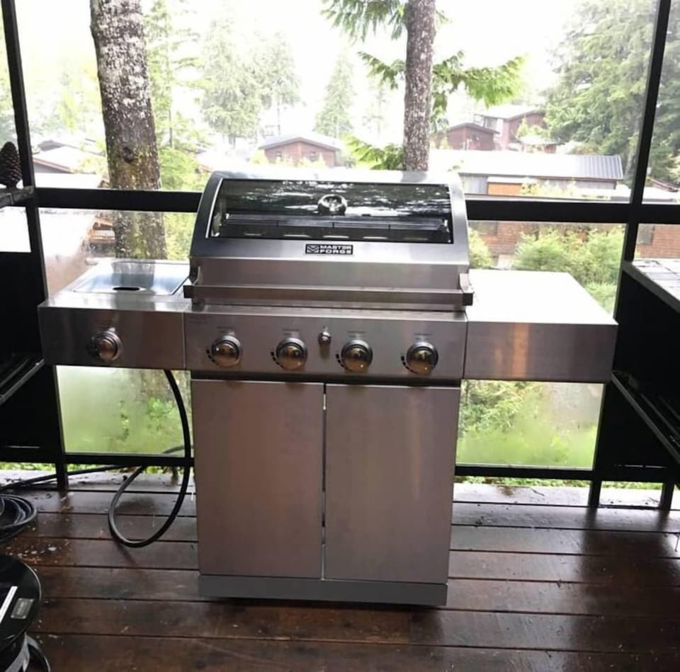 New covered BBQ, overlooking the Bay!