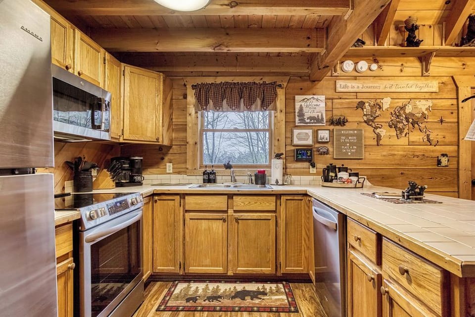 Well-stocked kitchen (with updated appliances)
