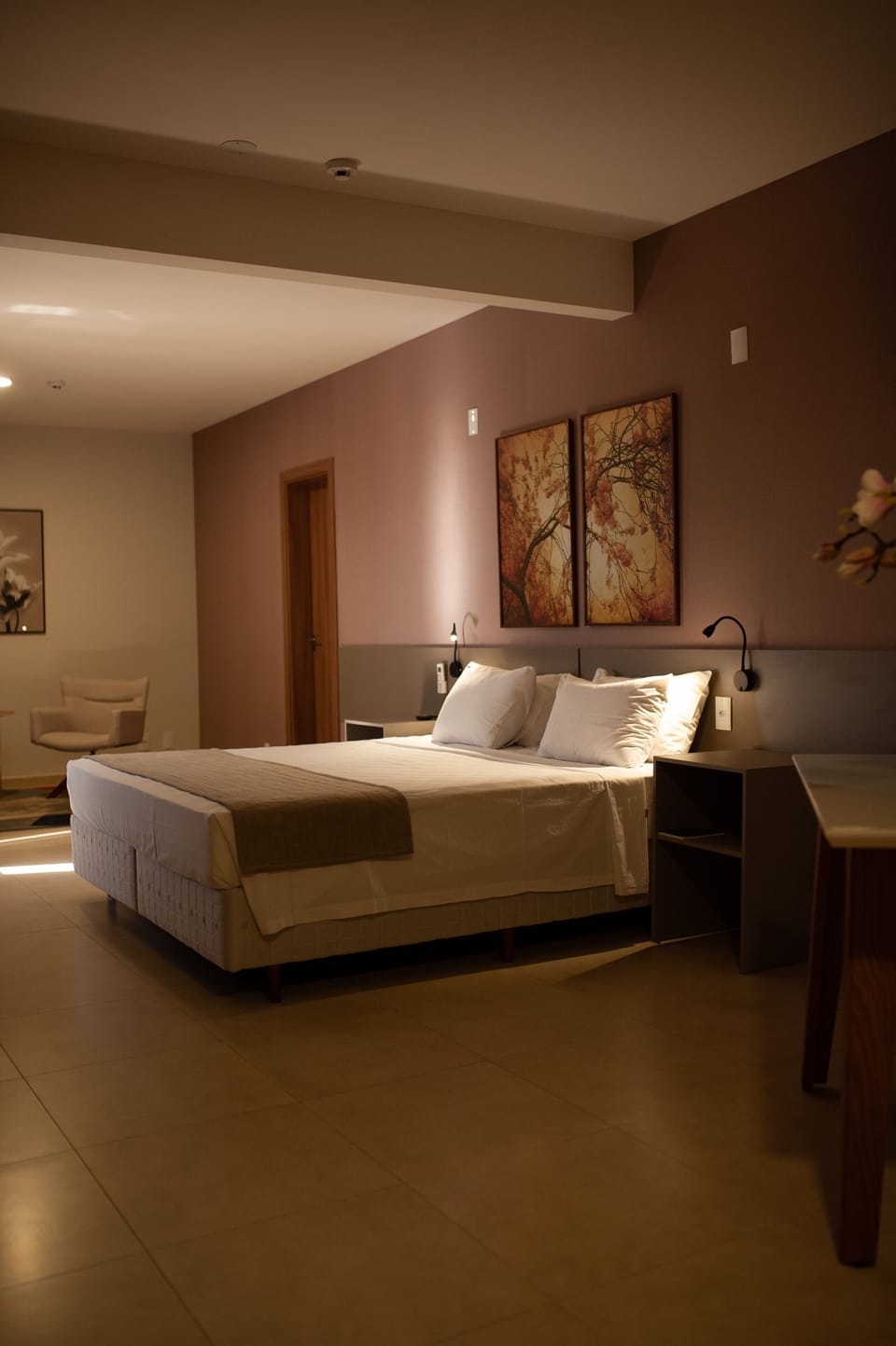 Deluxe Room | Laptop workspace, WiFi (free), bed sheets