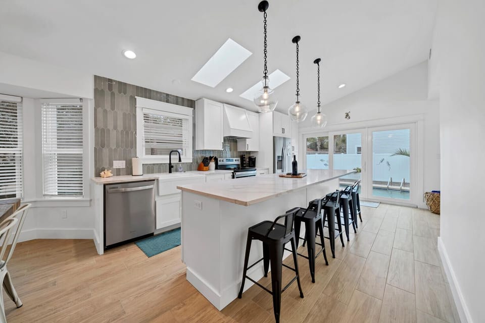 Breakfast bar with seating for 5