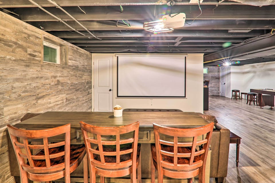 Basement | Projector w/ Movie Screen