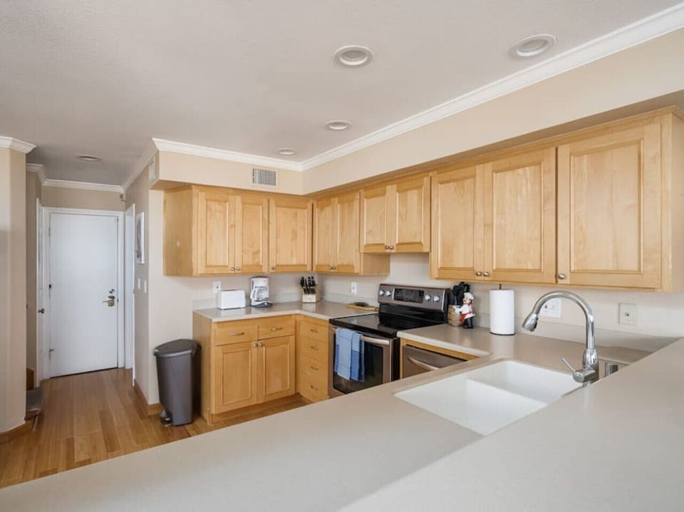 Plenty of space to prep snacks and sips.