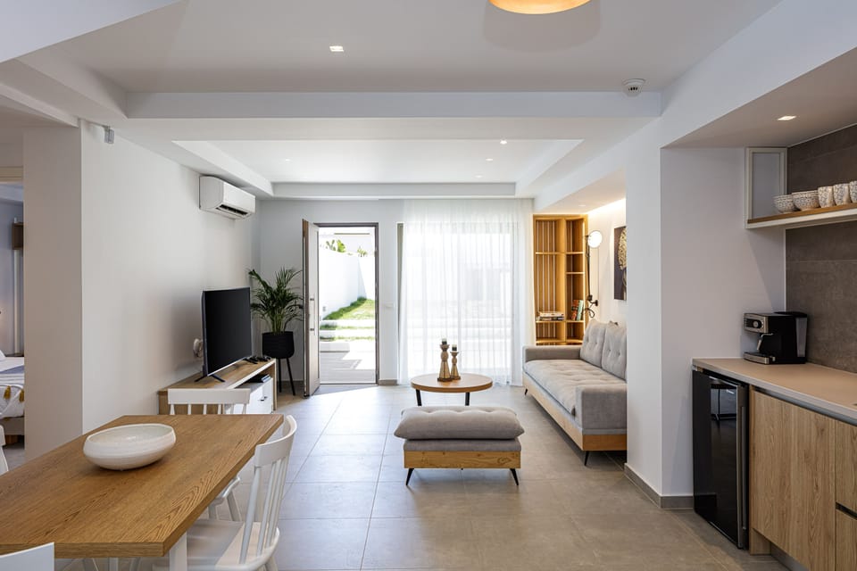 Autonomous apartment with private lounge and kitchenette.