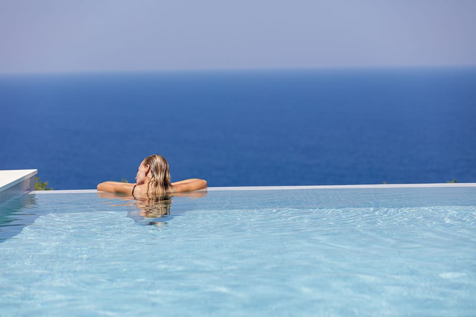 Private infinity pool with breathtaking views of the sea.