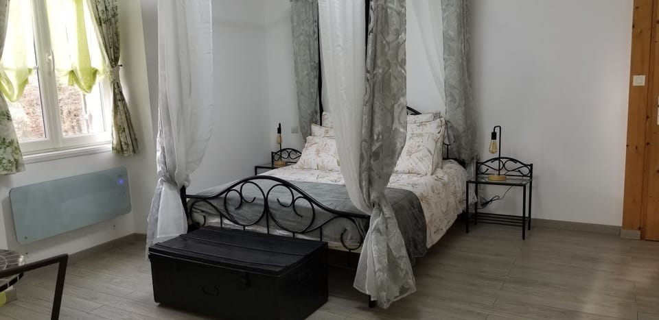 Jasmine Suite - four poster bed