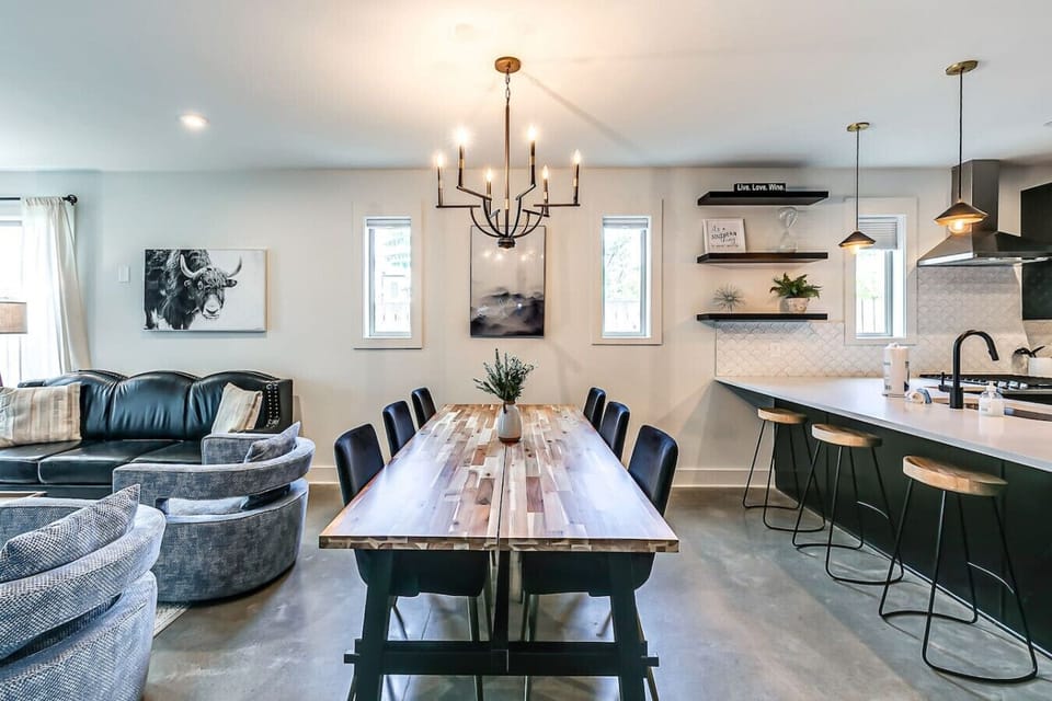 Large Dining Area, Seating for 9