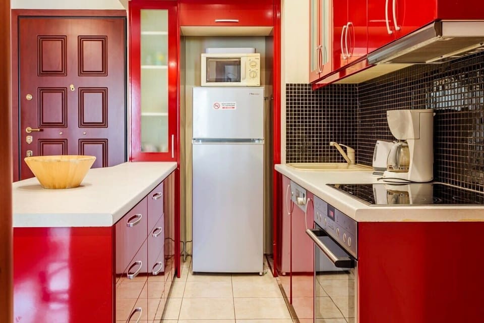 Kitchen Decor – Bold Colors and Functional Layout
A closer look at the kitchen’s design-forward layout, complete with microwave, full oven, fridge, and thoughtful storage.