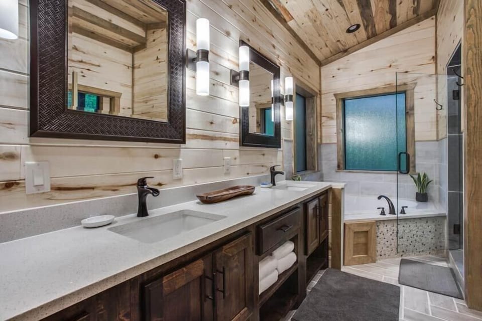Rustic_Luxury_Cabins-Broken_Bow_Cabins-Rustic_Hollow-Master_Bath2