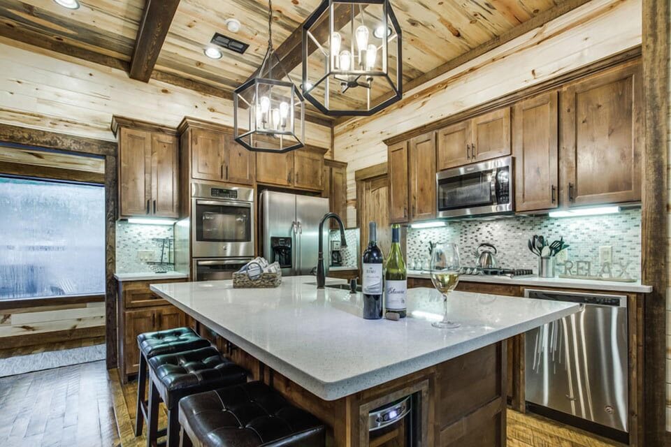 08-Rustic-Mountain-Lodge-Kitchen