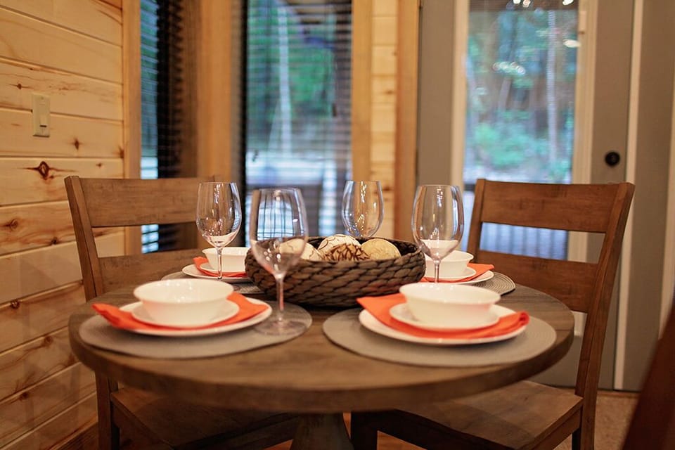 Rustic_Luxury_Cabins-Broken_Bow_Cabins-Rustic_Retreat-Dining_Table