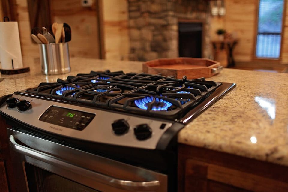 Rustic_Luxury_Cabins-Broken_Bow_Cabins-Rustic_Retreat-Kitchen_(1)