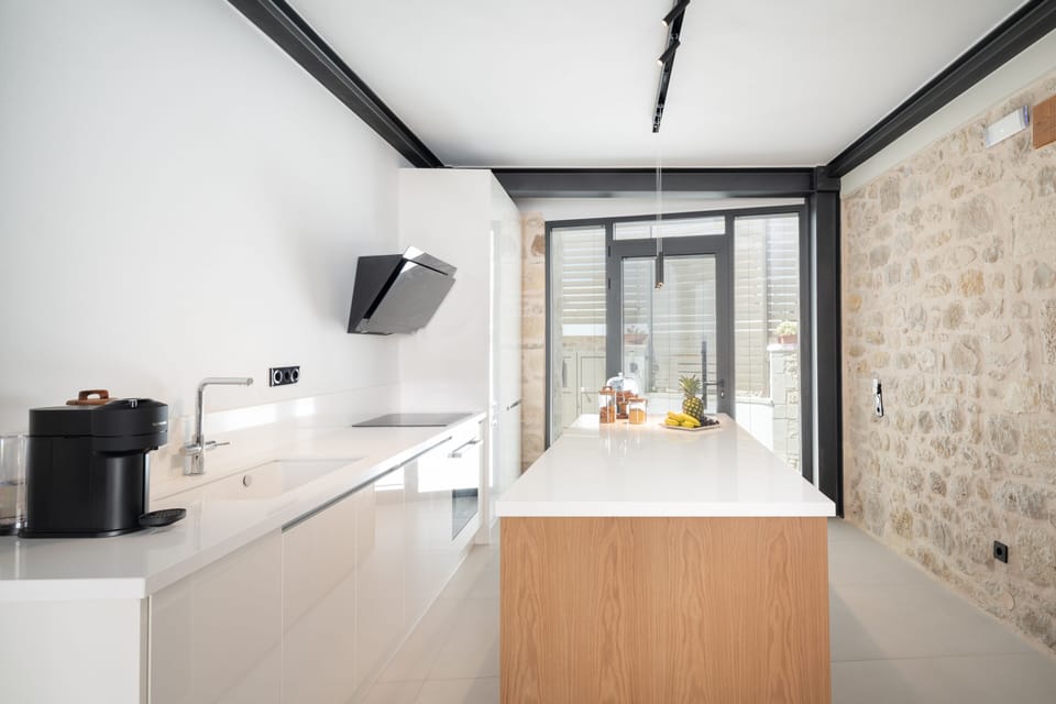Practical and fully equipped kitchen. 