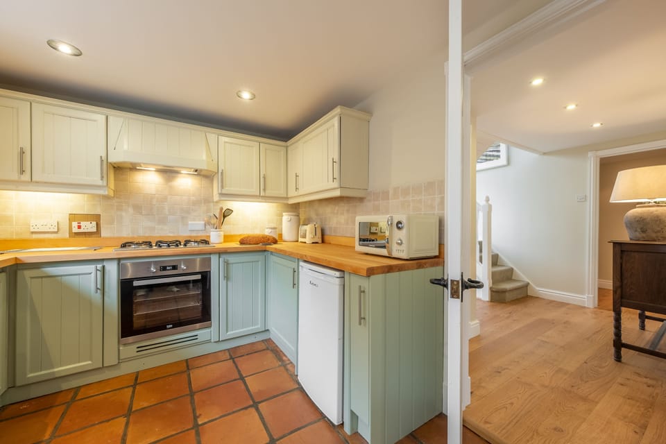 Ground floor: From the kitchen to the entrance hall