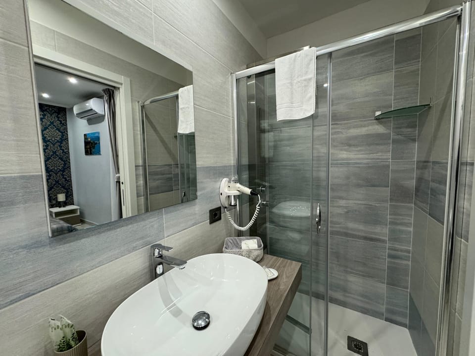 Deluxe Room | Bathroom | Hair dryer, bidet, towels