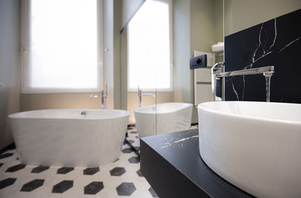 Luxury Quadruple Room | Bathroom | Free toiletries, hair dryer, slippers, bidet