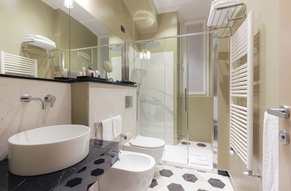 Superior Double Room | Bathroom | Free toiletries, hair dryer, slippers, bidet