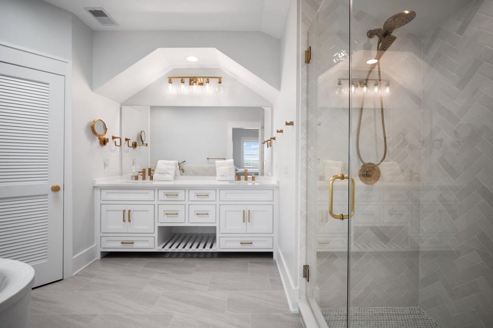 Walk-in shower / Soaking Tub