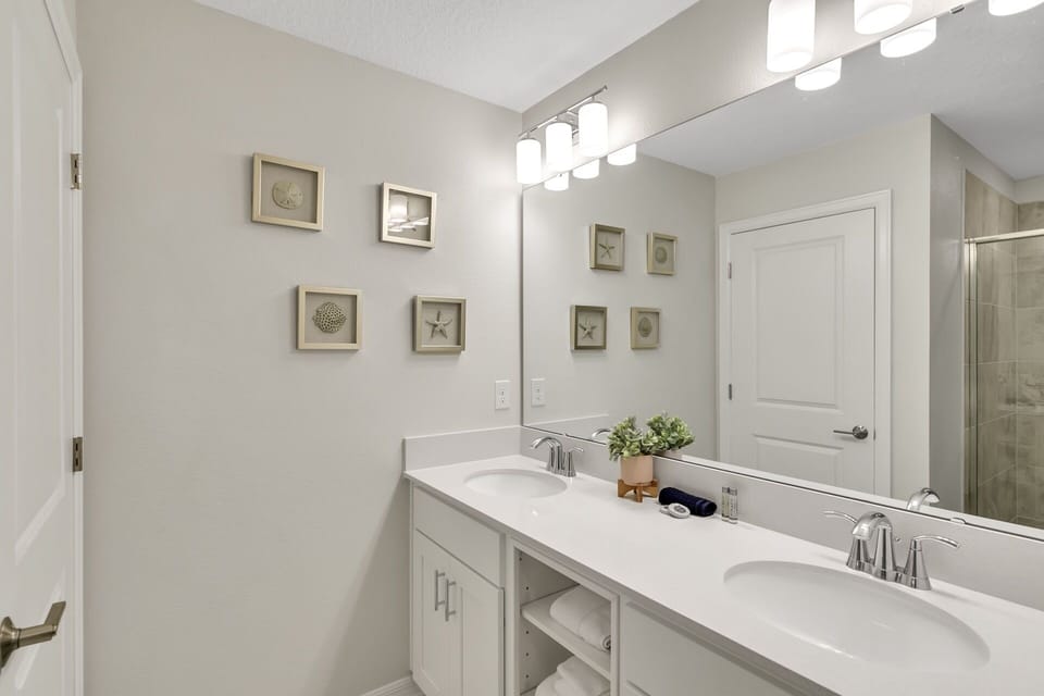 En-suite bathroom (bed #1).