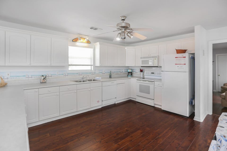 House, Multiple Beds (Alpha Blu) | Private kitchen | Toaster, cookware/dishes/utensils