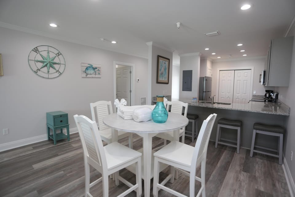Condo, 1 King Bed with Sofa bed (Beach Destiny) | Dining