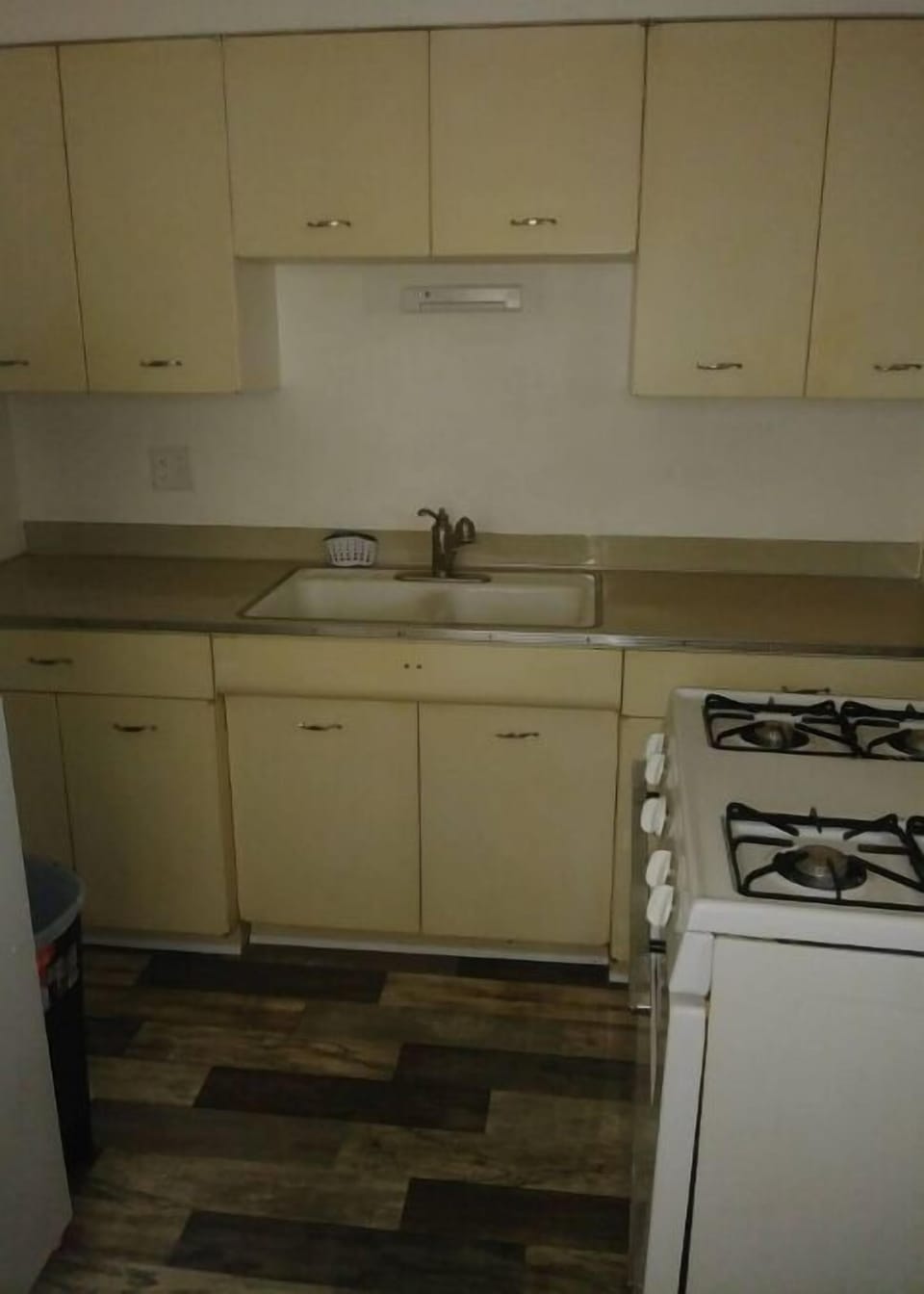 kitchen furnished with complete kitchen supplies