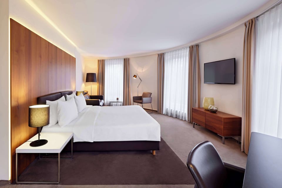 Junior Suite | Hypo-allergenic bedding, minibar, in-room safe, desk