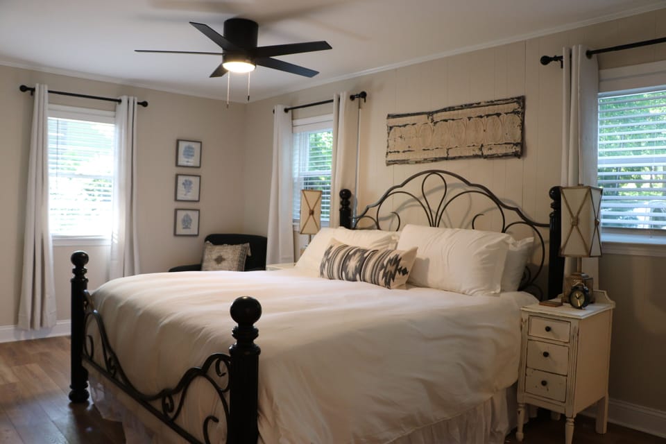 King Master Bedroom-upstairs 