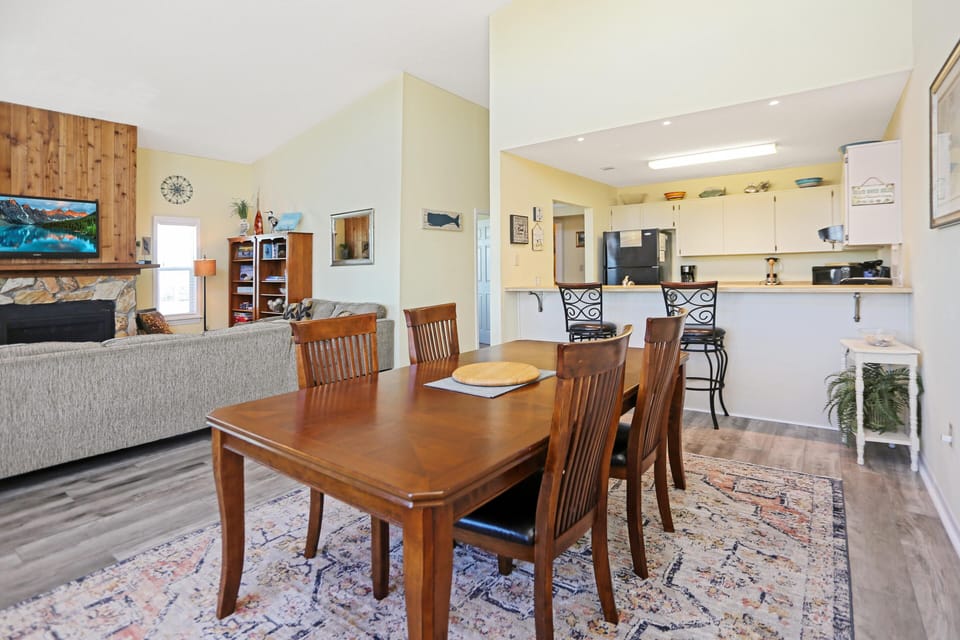 House, Multiple Beds (Coastal Sunshine) | Dining