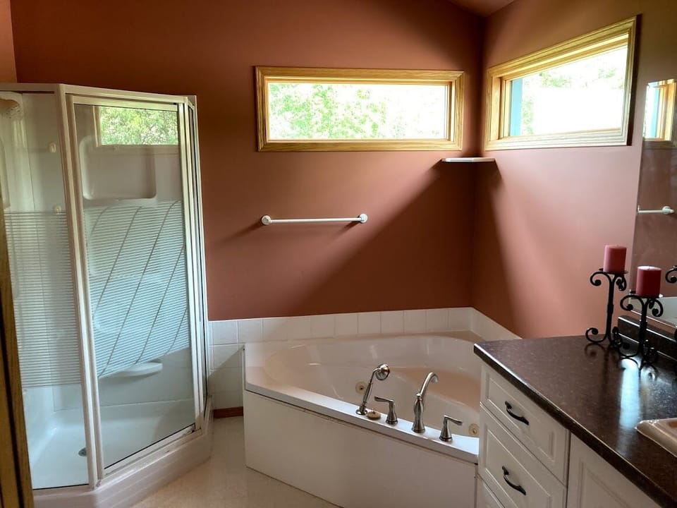 Jetted tub and shower in en-suite