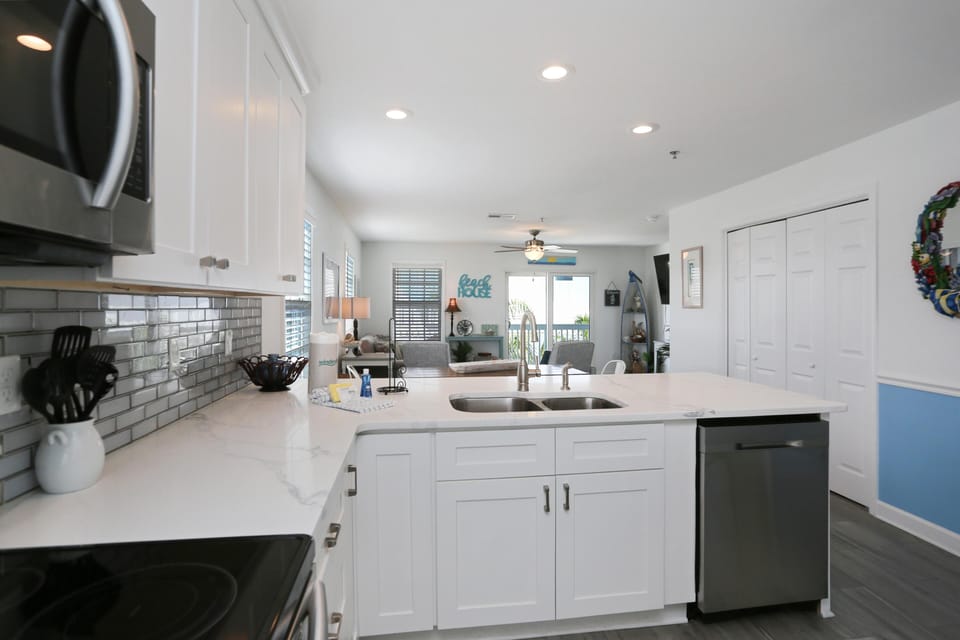 House, Multiple Beds (Good Day Sunshine) | Private kitchen