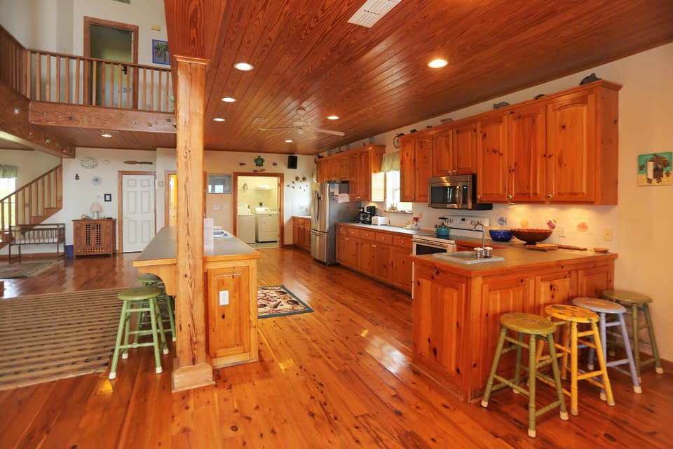 House, Multiple Beds (Hatchling Hideaway) | Private kitchen