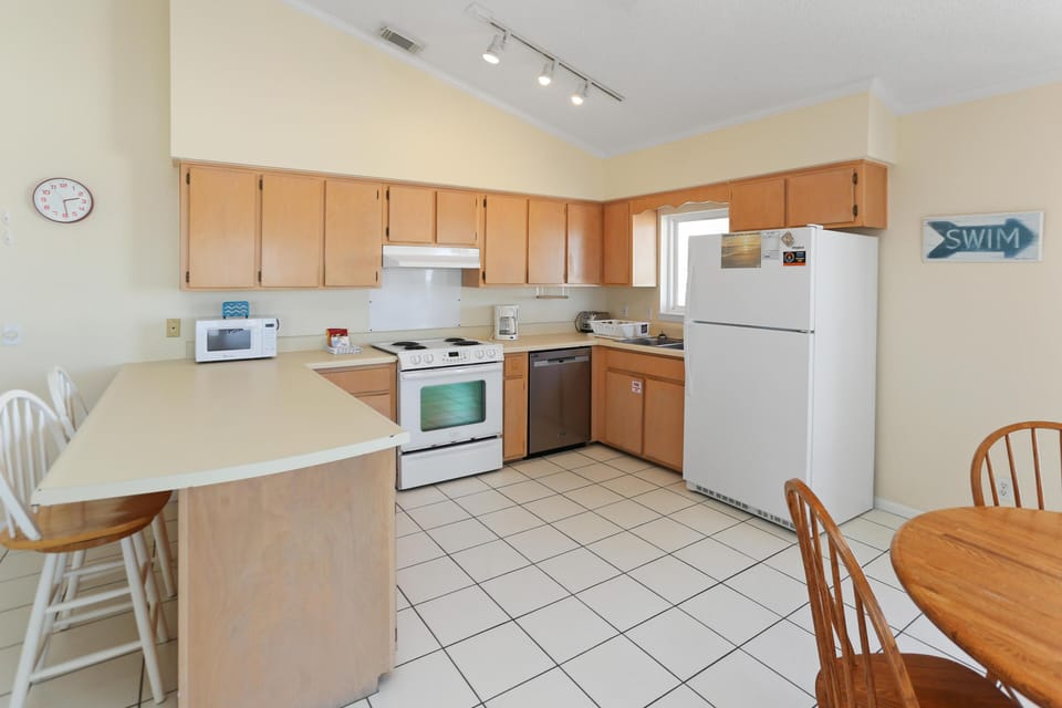 House, 1 Queen Bed with Sofa bed (Roads End) | Private kitchen | Cookware/dishes/utensils