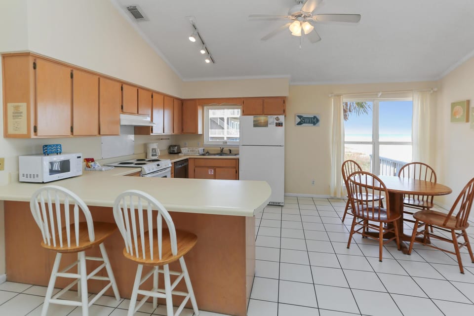 House, 1 Queen Bed with Sofa bed (Roads End) | Private kitchen | Cookware/dishes/utensils