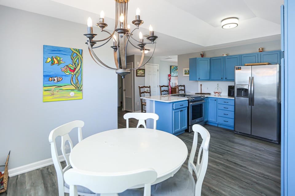 House, Multiple Beds (Flamingo Roost) | Dining