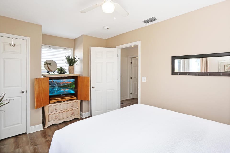 House, 2 Queen Beds (Narrow Escape) | 3 bedrooms, individually decorated, individually furnished