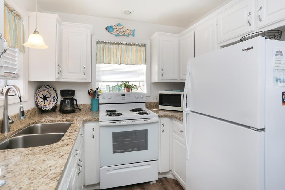 House, 2 Queen Beds (Narrow Escape) | Private kitchen