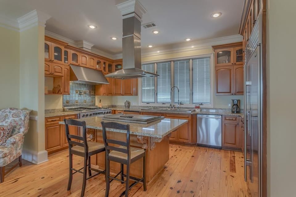 House, 2 Queen Beds (Island Idyl) | Private kitchen | Cookware/dishes/utensils