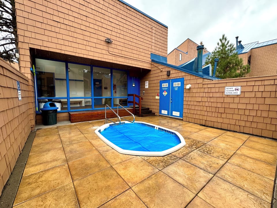 HOA Jacuzzi and Sauna