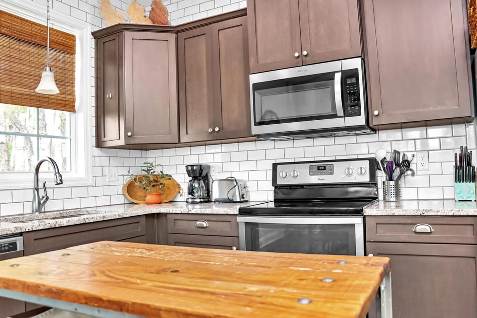 House, 1 King Bed (Rehoboth Cottage) | Private kitchen