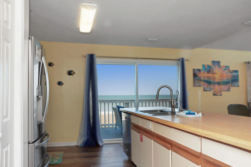House, Multiple Beds (Pelican) | Private kitchen