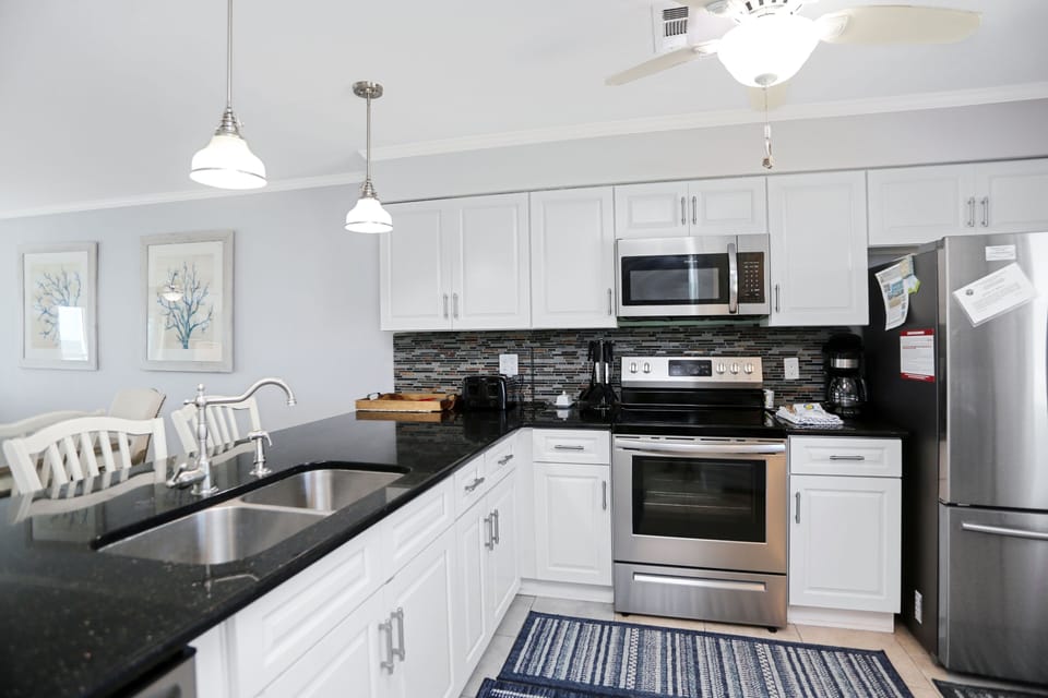 Townhome, 3 Bedrooms | Private kitchen