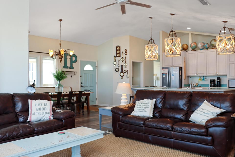 House, Multiple Beds (WindScape) | Living area